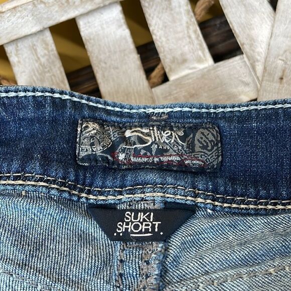 Silver Jean Shorts Suki Embroidered Pockets Midi Mom Shorts Size 26 - Picture 7 of 8